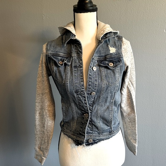 HOLLISTER HOODED JEAN JACKET. Size XSMALL. - Picture 2 of 9